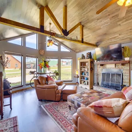 Incredible Log Home 1 Mile From Lake Tenkiller